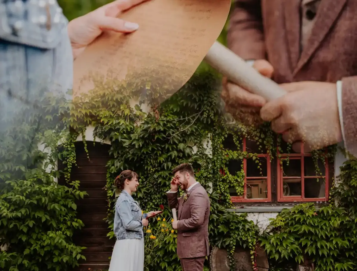 Ein Brautpaar liest sich bei einer herbstlichen Hochzeit bei Gera emotionale Traugelübte vor.
